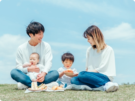 芝生に座る家族