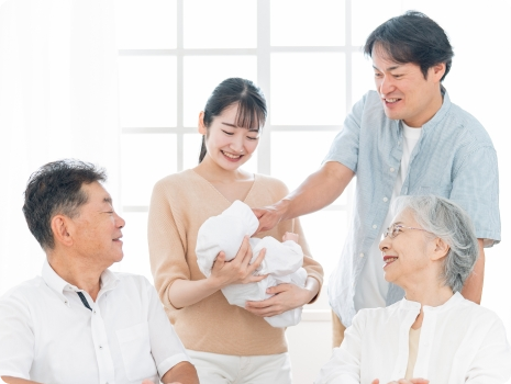 赤ちゃんを囲む家族